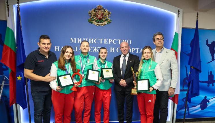 Йоана Илиева - Министърът на младежта и спорта Енчо Керязов награди българските състезатели по фехтовка