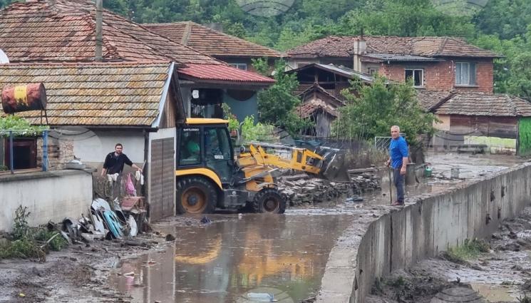 о - Военнослужещи разчистват наводнените къщи в село Тича