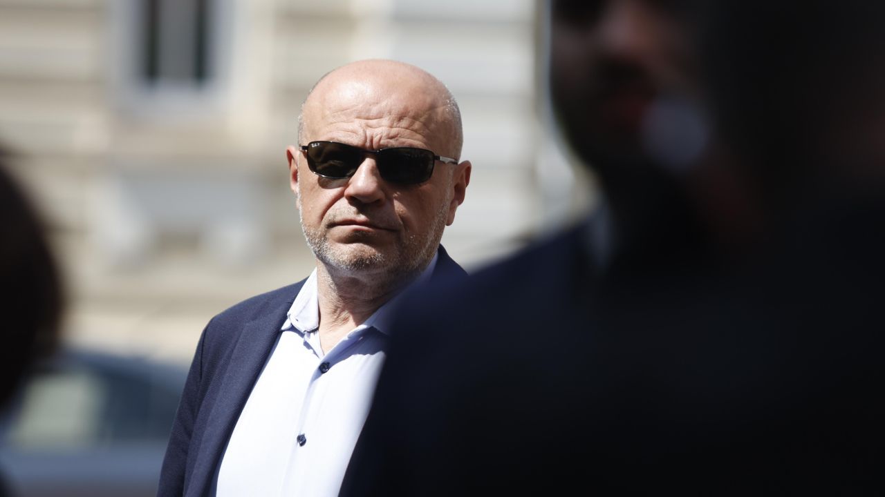 <p>Стотици се стекоха в столицата, за да изпратят Любен Дилов-син, отишъл си на 61 години</p>