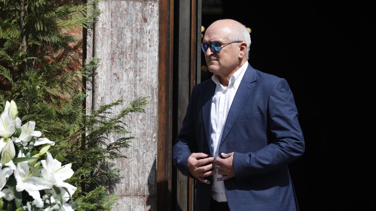 <p>Стотици се стекоха в столицата, за да изпратят Любен Дилов-син, отишъл си на 61 години</p>