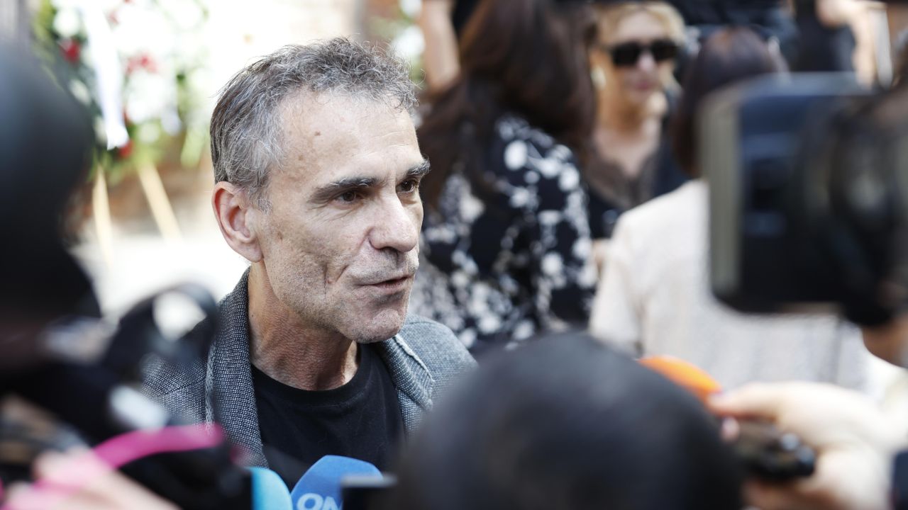 <p>Стотици се стекоха в столицата, за да изпратят Любен Дилов-син, отишъл си на 61 години</p>