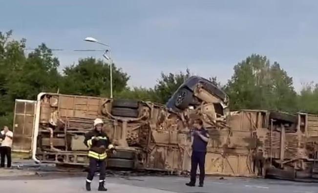Автобус се обърна в София, много пострадали