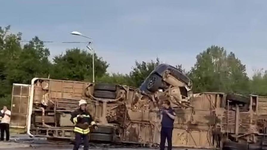 Автобус се обърна в София, много пострадали