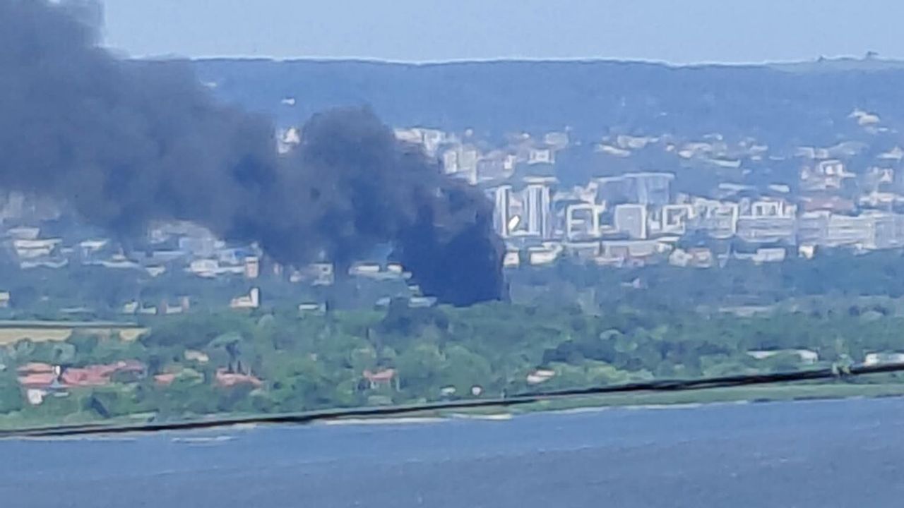 Пожар пламна в депо за гуми във Варна