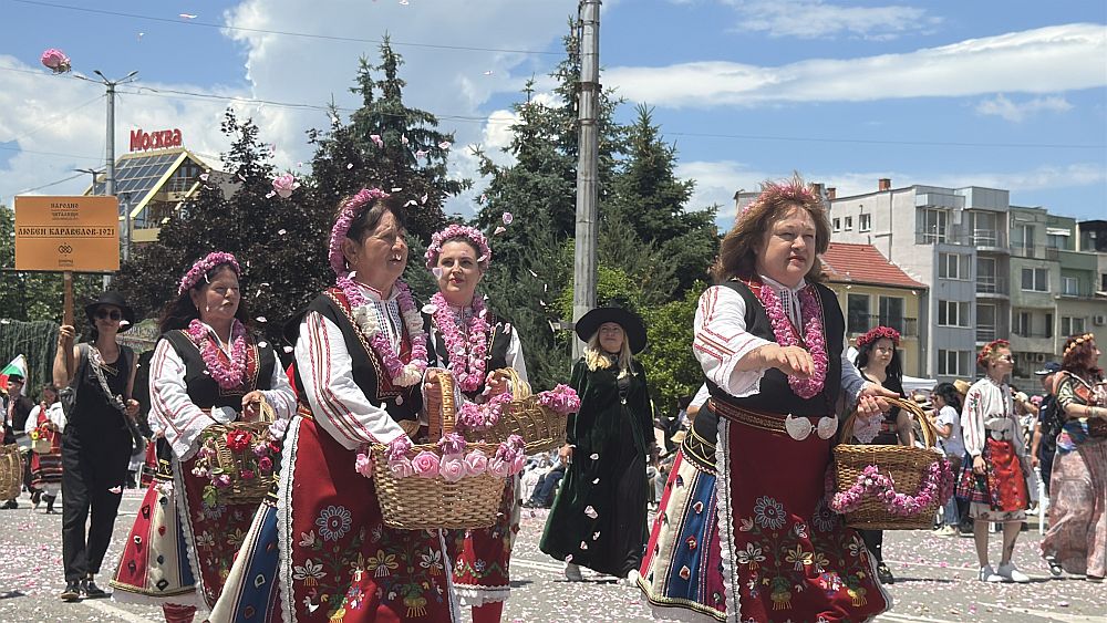 Пъстро дефиле премина по централния булевард на Казанлък в края на Празника на розата