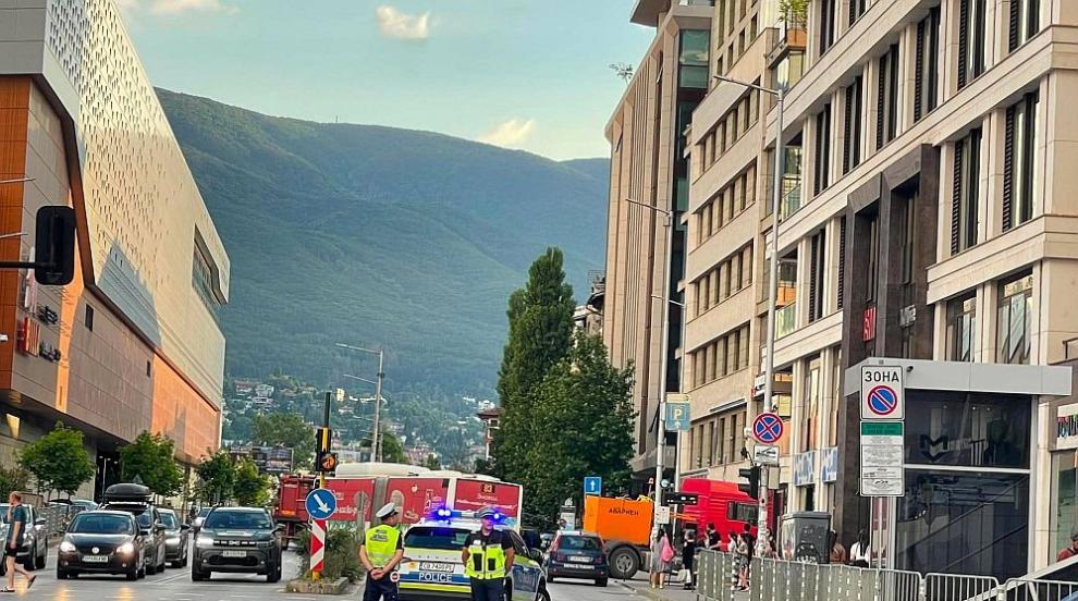 Аварирал автобус затрудни движението в близост до голям столичен булевард