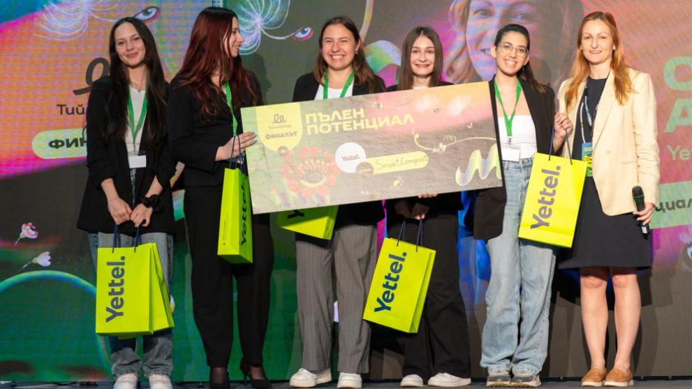 Стела Атанасова, директор „Създаване на стойност за клиента“ в Yettel, и екип Smart Compost