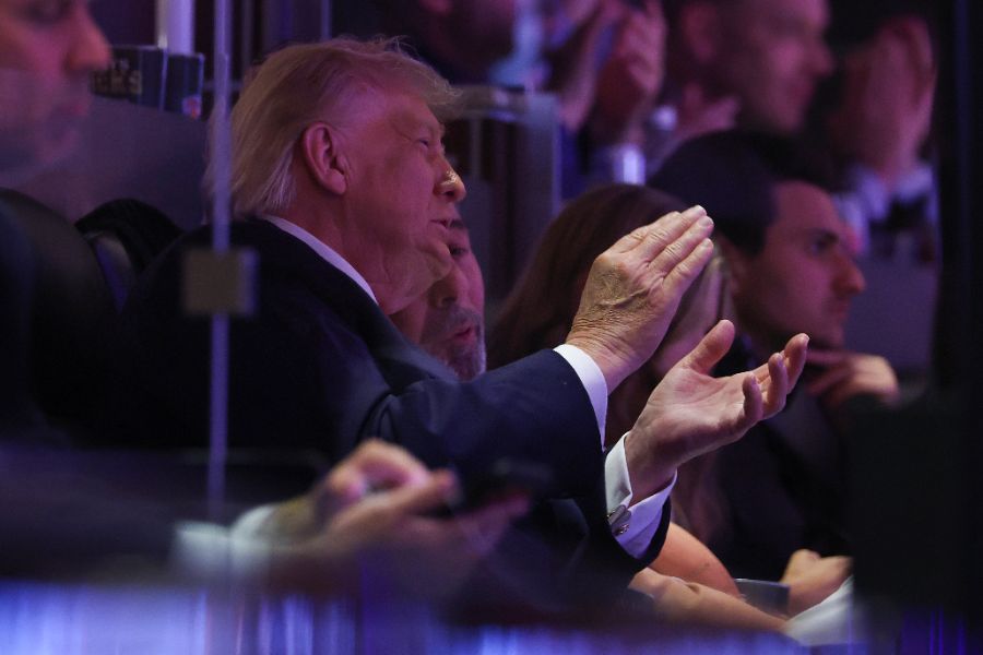 <p>Американският президент Доналд Тръмп бе освиркан снощи от публиката на третия мач от финала на Националната баскетболна асоциация (НБА) в Ню Йорк, предаде ДПА.</p>