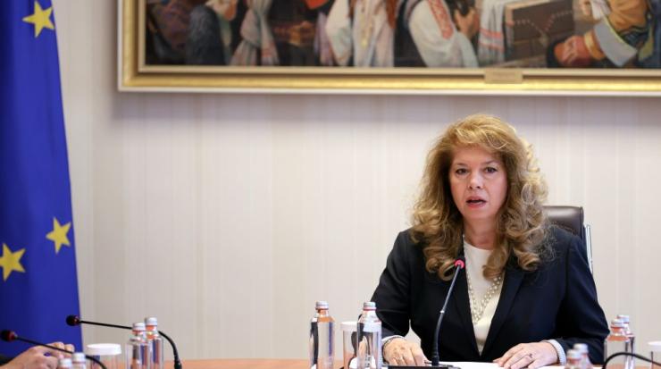 Илияна Йотова започва консултации с партиите за нов състав на