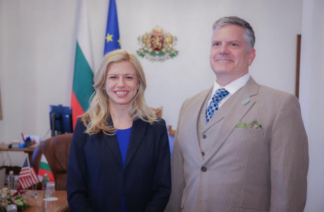 Председателят на Народното събрание Михаела Доцова разговаря с временно управляващия