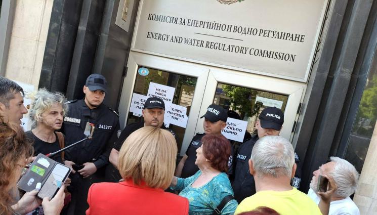 кевр - НАПУК НА ПРОТЕСТА: Вдигат ток и парно!