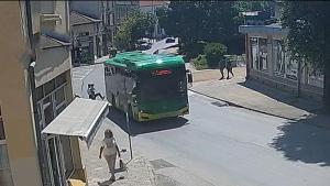 Мъж с дете на ръце рита електробус на пешеходна пътека
