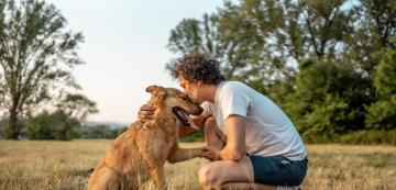 15 странни неща, които кучето прави, защото ви обича