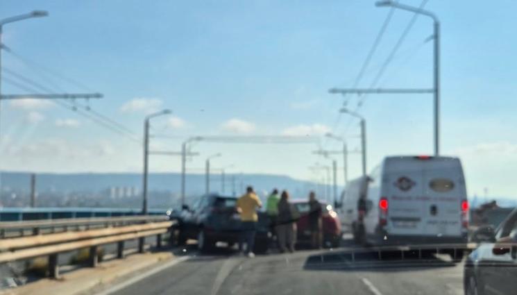 д - ПЪТЕН ХАОС: 3 катастрофи с 12 автомобила са станали в рамките на няколко часа тази сутрин на Аспаруховия мост