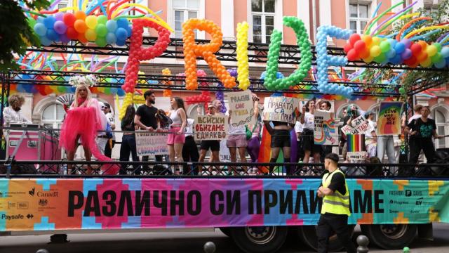 Шествие, музика и цветна вълна заля центъра на София по време на „София Прайд“ (ГАЛЕРИЯ)