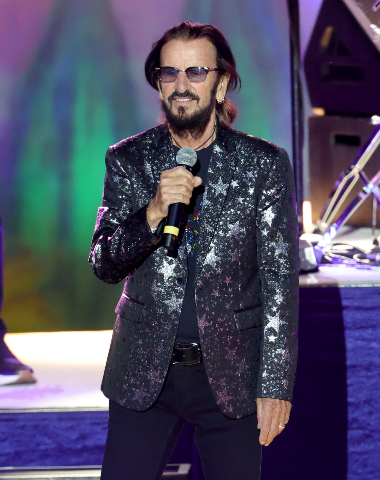 <p>Легендарният барабанист на The Beatles Ринго Стар подари на хиляди фенове в Лос Анджелис една незабравима вечер, изпълнена с вечни хитове, много усмивки и неговото емблематично послание за &bdquo;мир и любов&ldquo;</p>
