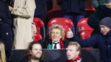 Критики за Rod Stewart, който отмени свой концерт и отиде на футболен мач