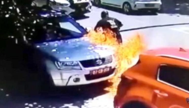 с - Вижте в действие подпалвача на колите на българското посолство в РСМ (ВИДЕО)