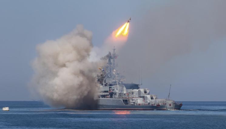 фрегата - Руски военен кораб стреля по цивилна яхта!