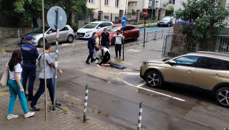 крадец дете - ЕКШЪНЪТ В СОФИЯ: Отвлеклият дете на ченге, разбил с кози крак вендинг машина! (ВИДЕО)