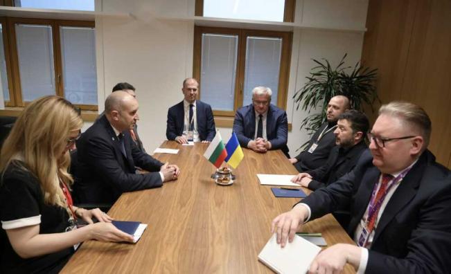 Румен Радев разговаря с Володимир Зеленски в Брюксел