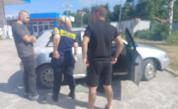 Заловиха 17-годишен да шофира край Перник, колата е на криминално проявен