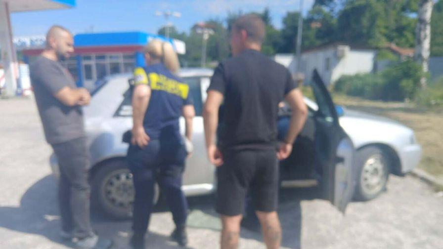 Заловиха 17-годишен да шофира край Перник, колата е на криминално проявен