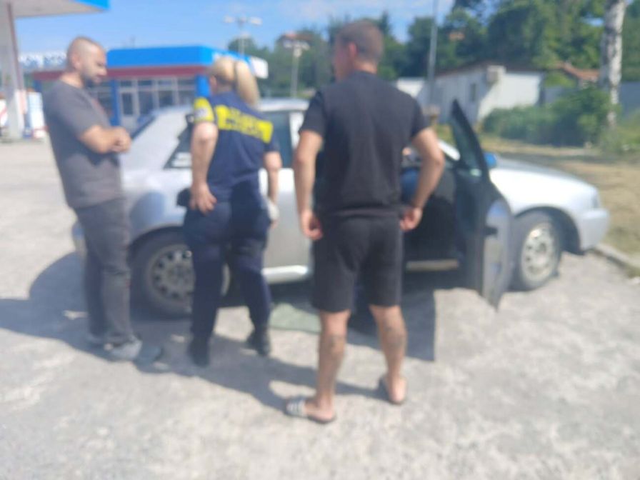 Заловиха 17-годишен да шофира край Перник, колата е на криминално проявен