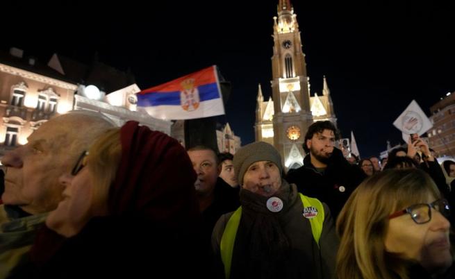 Натискът върху Вучич расте: Нов масов протест разтърси Сърбия