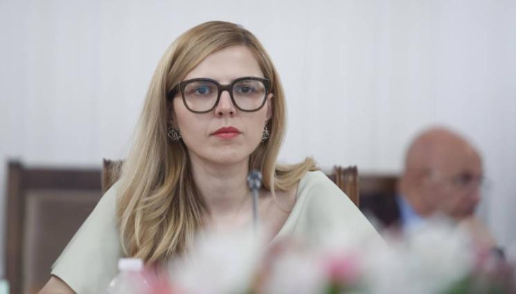 ВЕЛИСЛАВА ПЕТРОВА - ВЕЛИСЛАВА ПЕТРОВА: България не блокира санкциите срещу Русия, а защитава националния си интерес