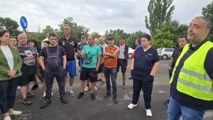 Протест на жители на община Хисаря отложи пълното затваряне за