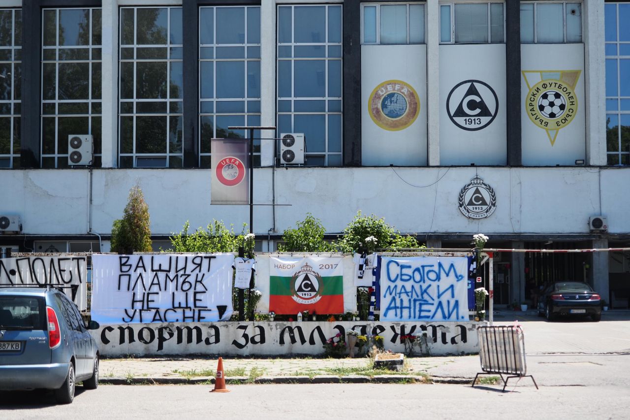 <p>Стадион "Славия" се превърна в място за преклонение. Фенове, колеги и съотборници оставиха цветя и транспаранти в памет на двете момчета от набор 2017 година и техния баща, които загубиха живота си в трагичния инцидент на АМ "Тракия".</p>