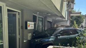 кола се заби в дентално студио