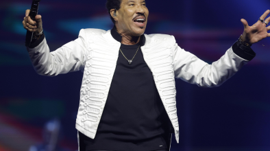Lionel Richie отложи два концерта, след като се почувства зле на сцената