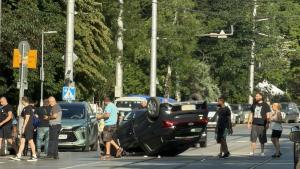 Кола се обърна по таван на бул Шипченски проход в