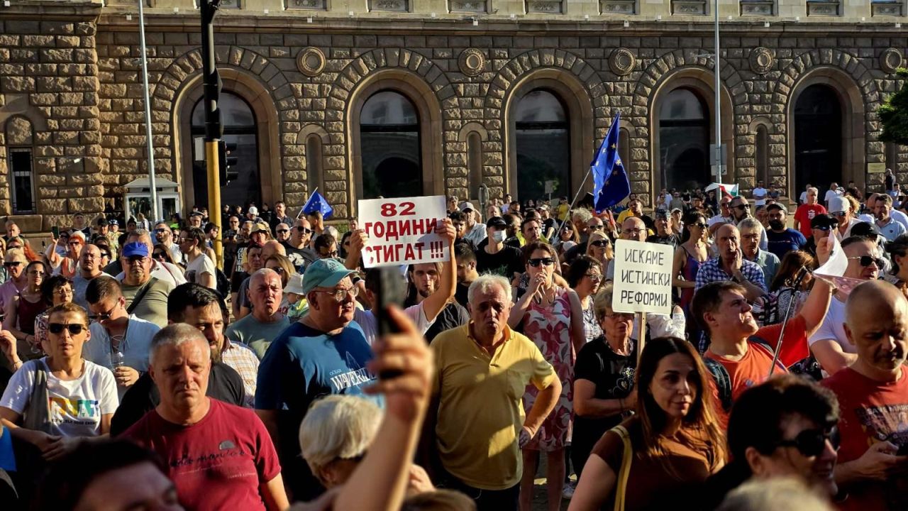 <p>С викове &bdquo;Оставка!&ldquo; започна първият протест срещу премиера Румен Радев пред сградата на Министерския съвет. На място се събраха стотици граждани с български и европейски знамена, както и представители на граждански организации. Протестиращите скандират и &bdquo;Тук не е Москва&ldquo;.</p>