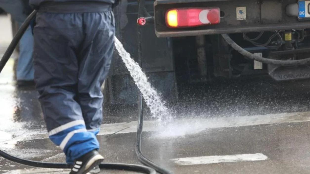 Извънредни мерки в София: Раздават вода на метростанция „Сердика“ и охлаждат уличните настилки