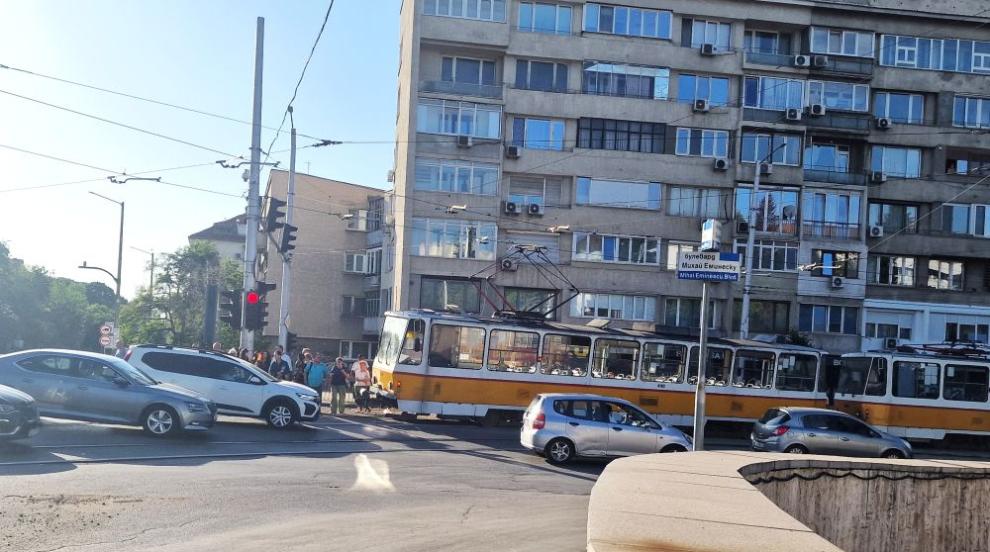 Аварирал трамвай блокира движението пред румънското посолство в София (СНИМКИ)