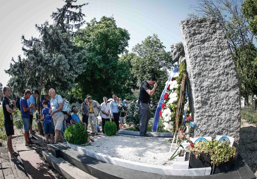 Поднасяне на венци и цветя в памет на Георги Аспарухов1
