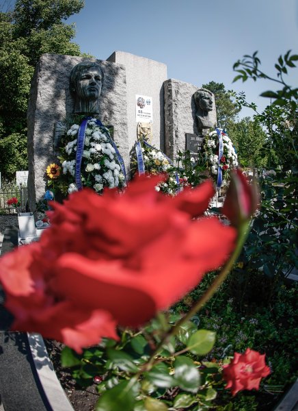 Поднасяне на венци и цветя в памет на Георги Аспарухов1