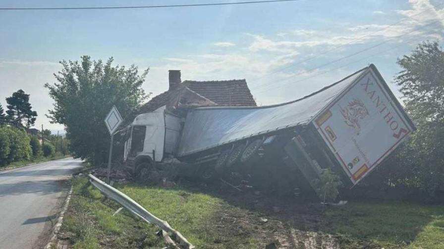 Вижте кадрите от инцидента с тир, забил се в...
