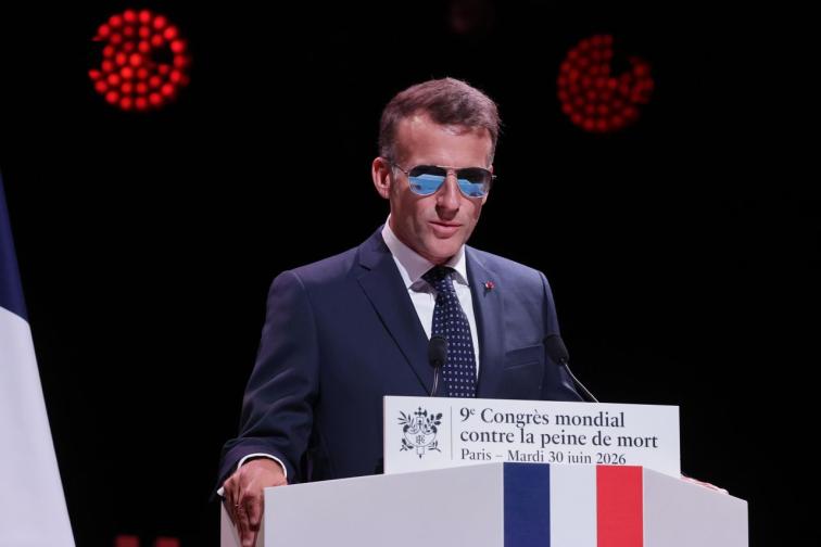 Макрон очила