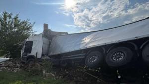 Тежкотоварен камион се вряза в къща в монтанското село Липен