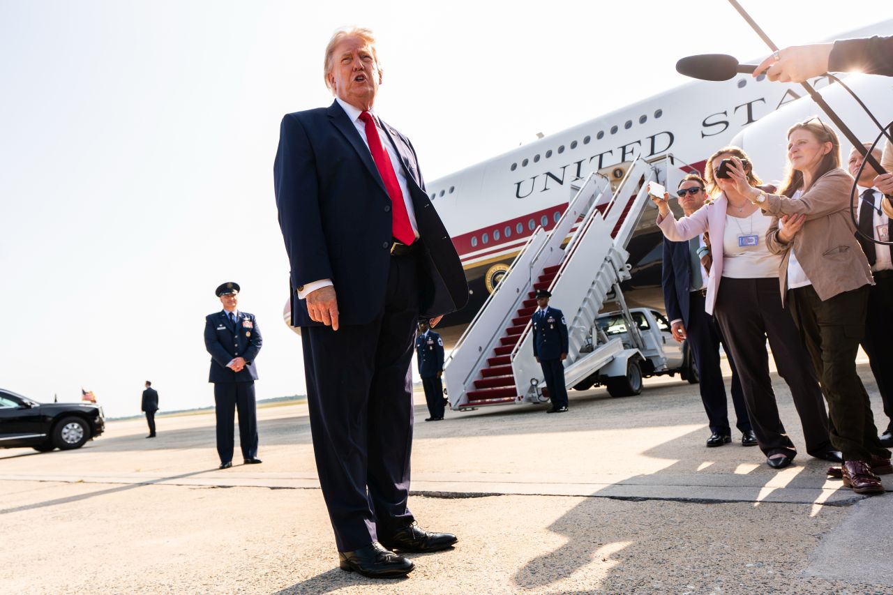 <p>Новият президентски самолет Боинг 747-8, получен като подарък от Катар, впечатлява с луксозен интериор със златни детайли, масажни седалки и най-модерна техника.</p>