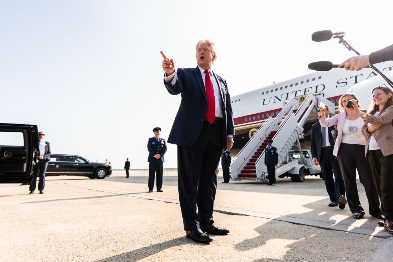 <p>Новият президентски самолет Боинг 747-8, получен като подарък от Катар, впечатлява с луксозен интериор със златни детайли, масажни седалки и най-модерна техника.</p>