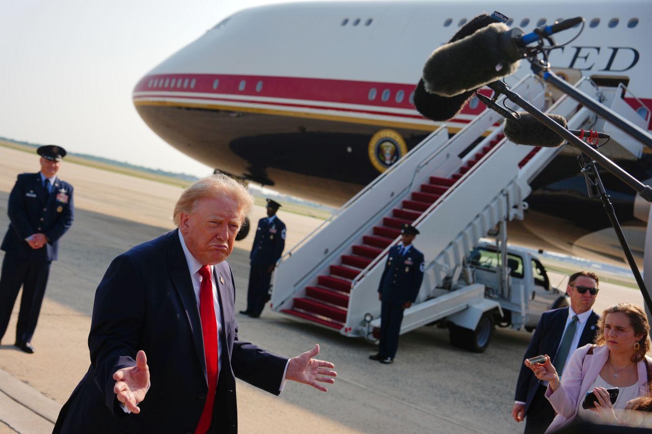 <p>Новият президентски самолет Боинг 747-8, получен като подарък от Катар, впечатлява с луксозен интериор със златни детайли, масажни седалки и най-модерна техника.</p>