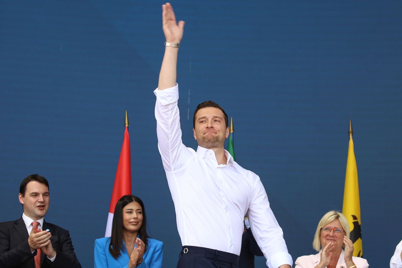 <p>30-годишният лидер на &bdquo;Национален сбор&ldquo; се превърна в новото лице на френската десница и основен претендент за властта в Париж.</p>