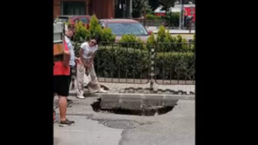 Пропадна асфалтът на натоварено кръстовище в София, дупката зейна под преминаващо такси