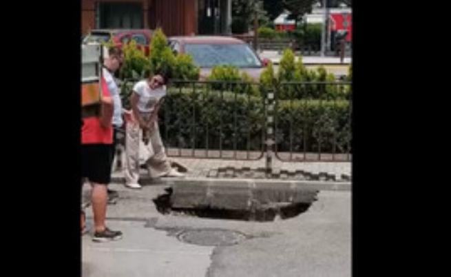 Пропадна асфалтът на натоварено кръстовище в София, дупката зейна под преминаващо такси