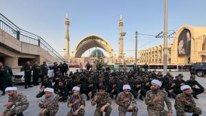 Бойци от иранската Революционна гвардия и духовници